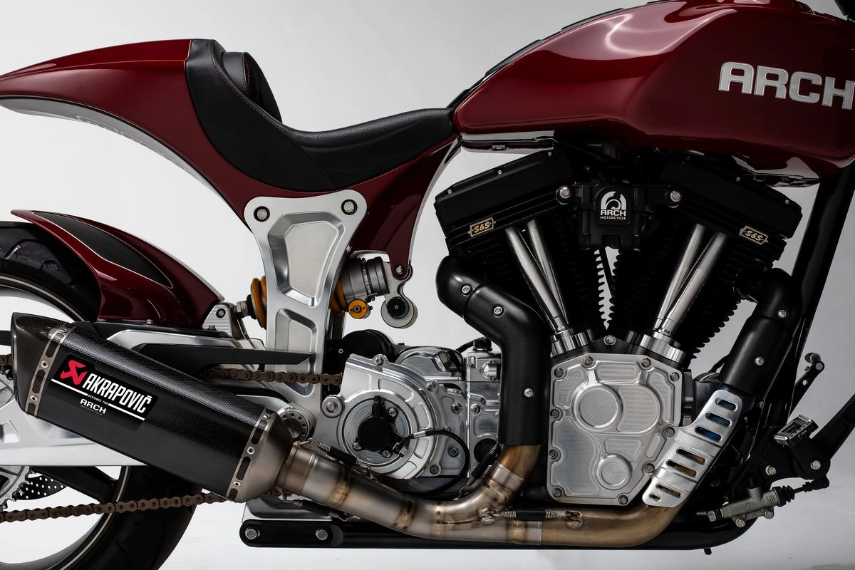 Arch Motorcycle KRGT-1 avec un pot d'échappement Akrapovič