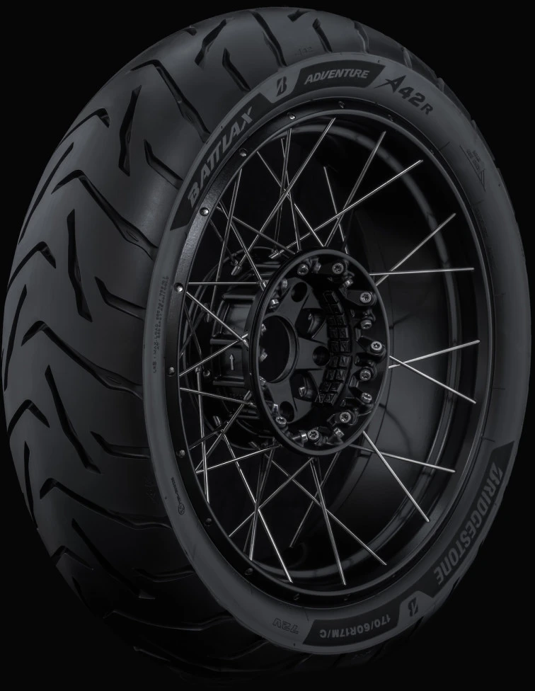 Neumático trasero del Bridgestone BATTLAX ADVENTURE A42 sobre fondo negro