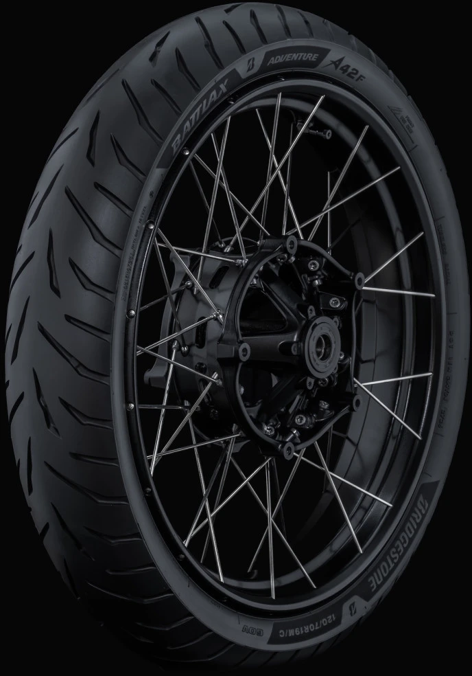 Neumático delantero Bridgestone BATTLAX ADVENTURE A42 sobre fondo negro