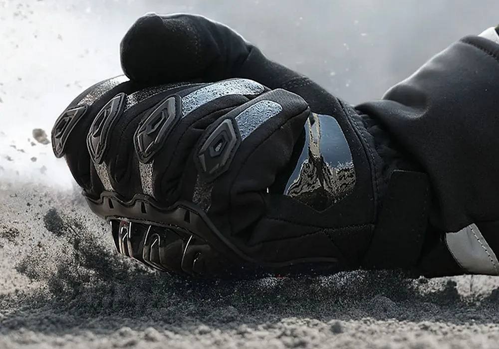 Un gant moto noir frottant sur le sol