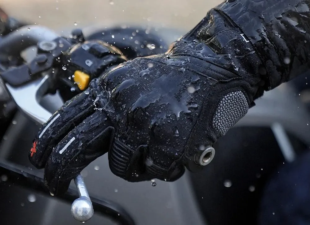 Des gants moto noirs recouverts d'eau de pluie