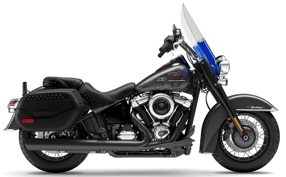 Une moto Harley-Davidson Heritage avec le pare-brise bleu