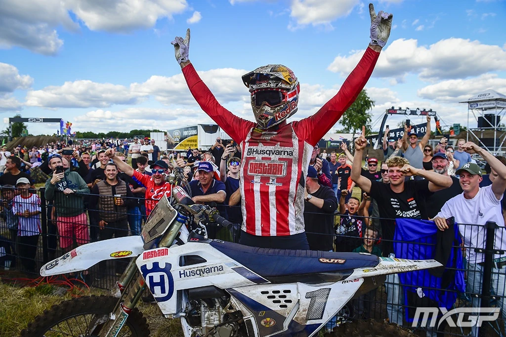 Kay De Wolf avec sa moto après sa victoire fin aout