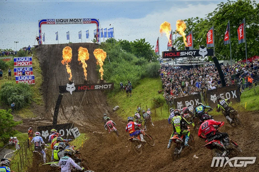 Fox Holeshot de la catégorie MX2 en Allemagne avec les flammes et les pilotes qui s'élancent vers le saut