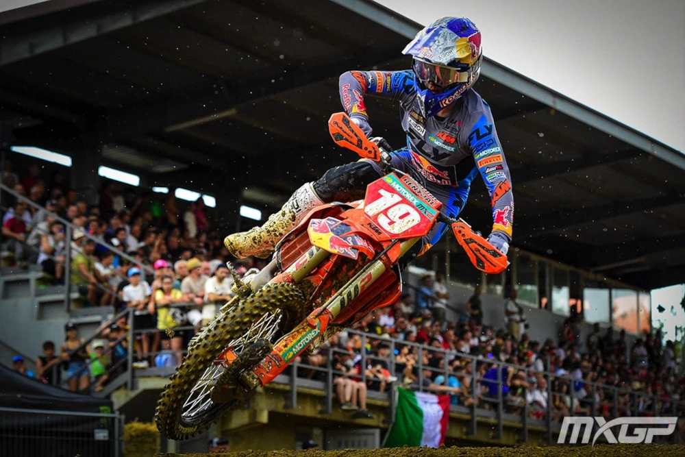 Sasha Coenen sur sa KTM orange au numéro 19 lors d'un saut avec dans le fond, les tribunes de supporters Italiens