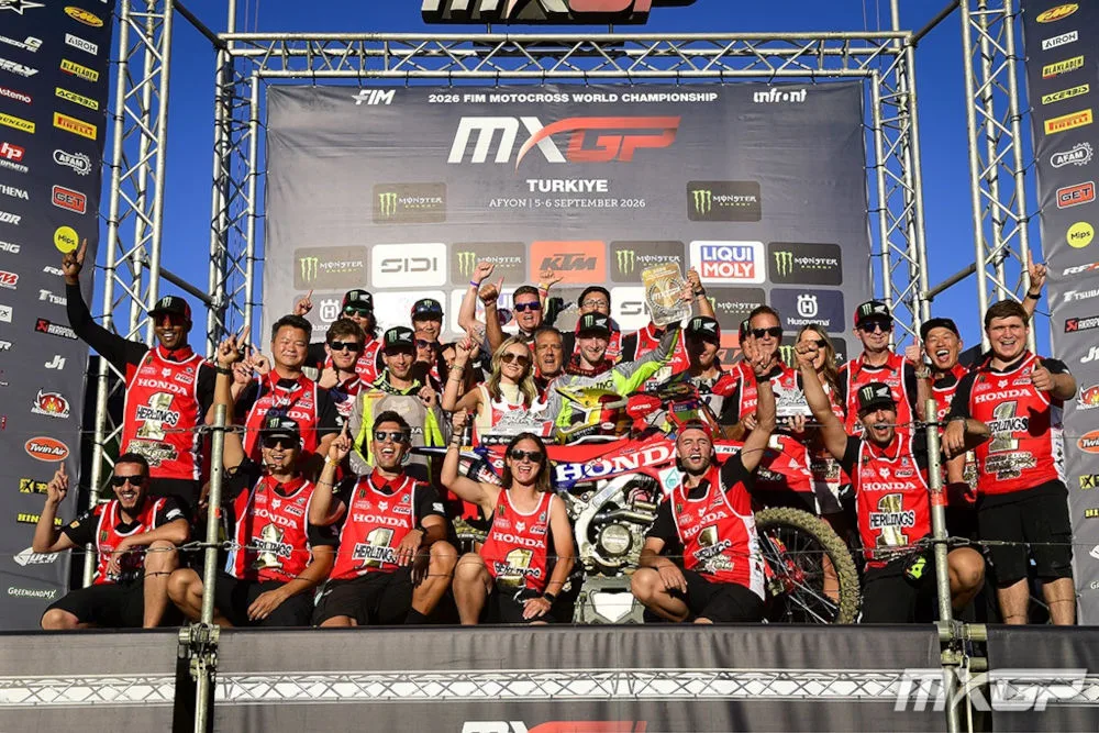 Toute l'équipe de Honda HRC sur le podium aux côtés de Jeffrey Herlings