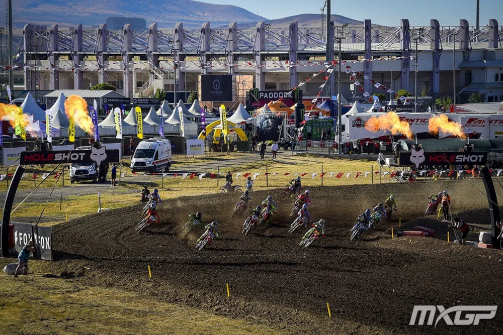 Départ d'une course de motocross MXGP en Turquie avec la courbe du Holeshot et les paddock dans le fond