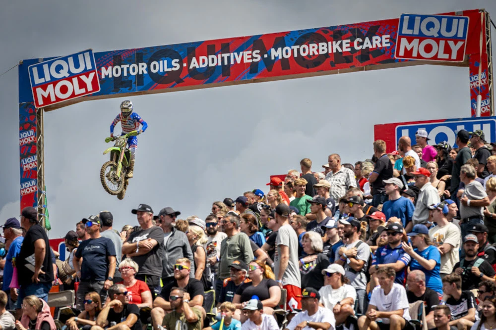 Mathis Valin sous l'arche Liqui Moly à Loket