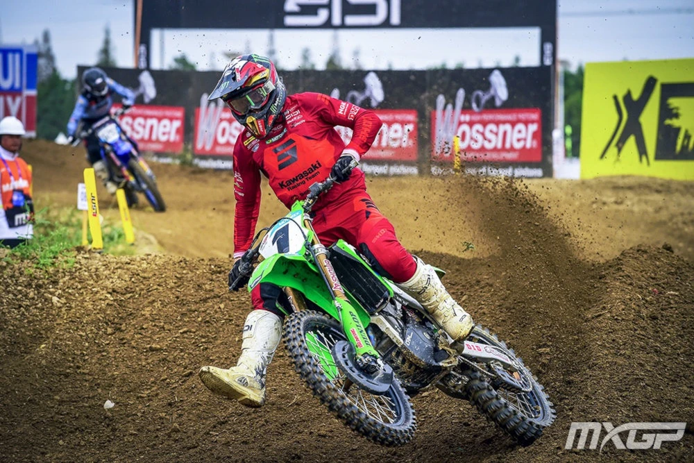 Romain Febvre en l'entrée d'un virage, le pied droit prêt à se poser au sol.