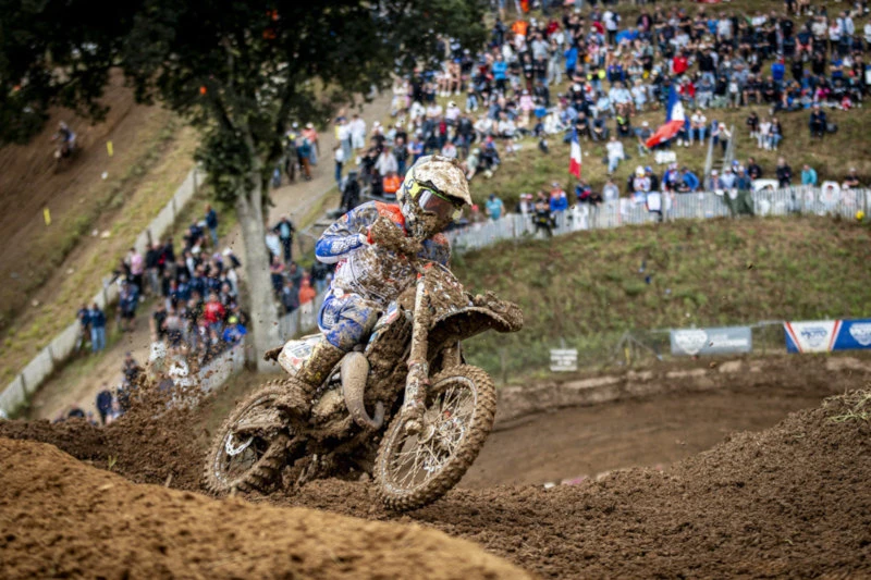 Rafael Mennillo pendant la course, recouvert de boue