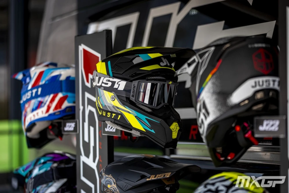 Plusieurs casques de motocross sur des présentoires