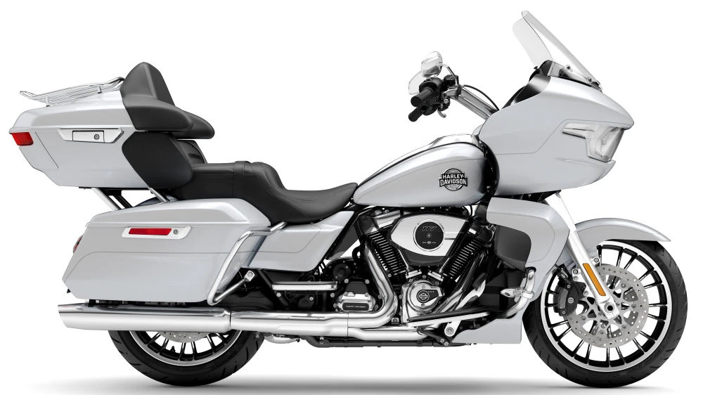 Une moto Harley-Davidson Road Glide Limited blanche