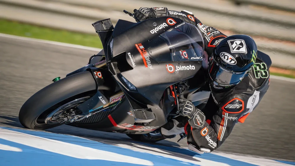 Alex Lowes au guidon de la bimota noire en novembre 2024