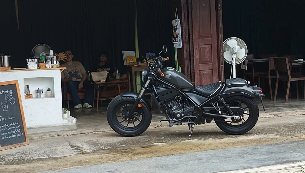 Una motocicleta Honda delante de una tienda en Tailandia.