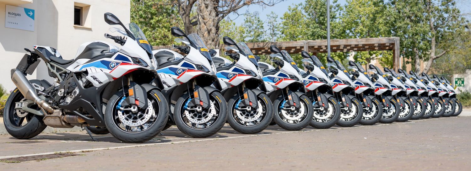 Varias motos BMW S 1000 RR aparcadas en fila en un aparcamiento