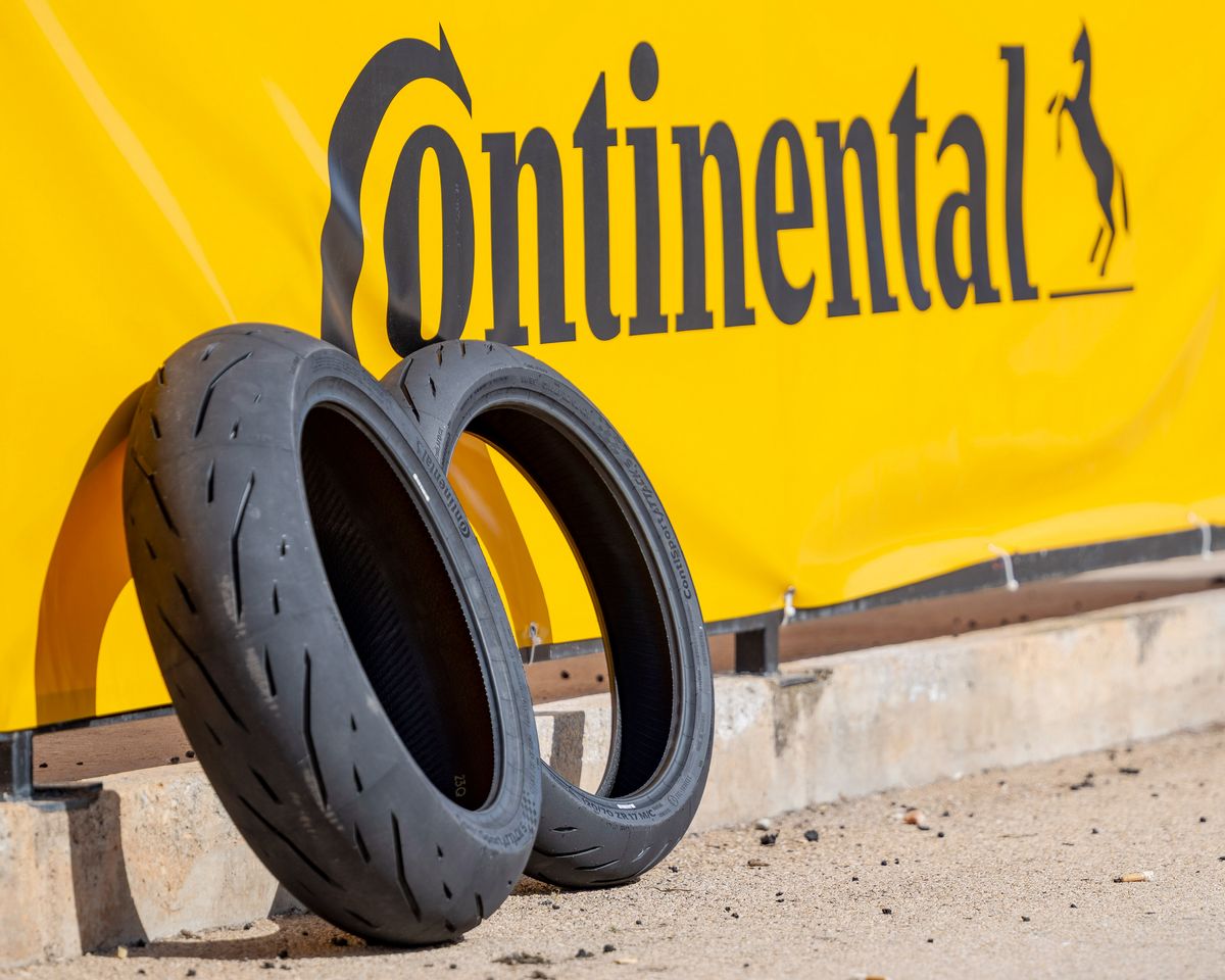 dos neumáticos Continental ContiSportAttack 5 y una banda amarilla con la palabra «Continental» en negro