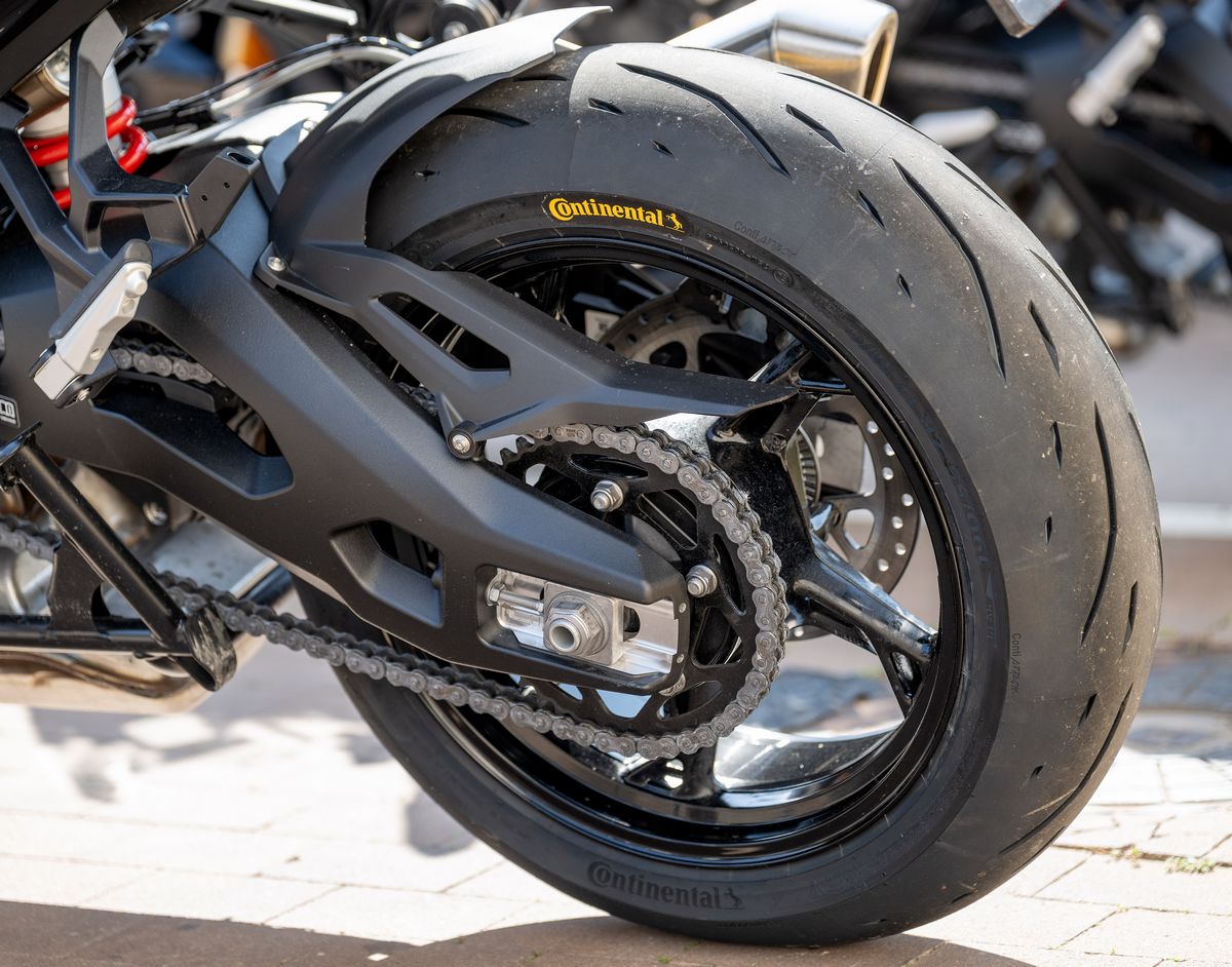 un neumático trasero Continental ContiSportAttack 5