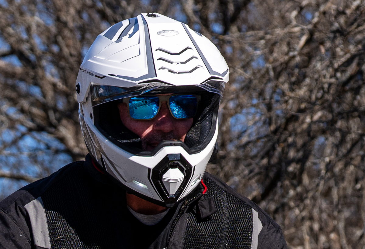 Un casco Sena Outlander blanco