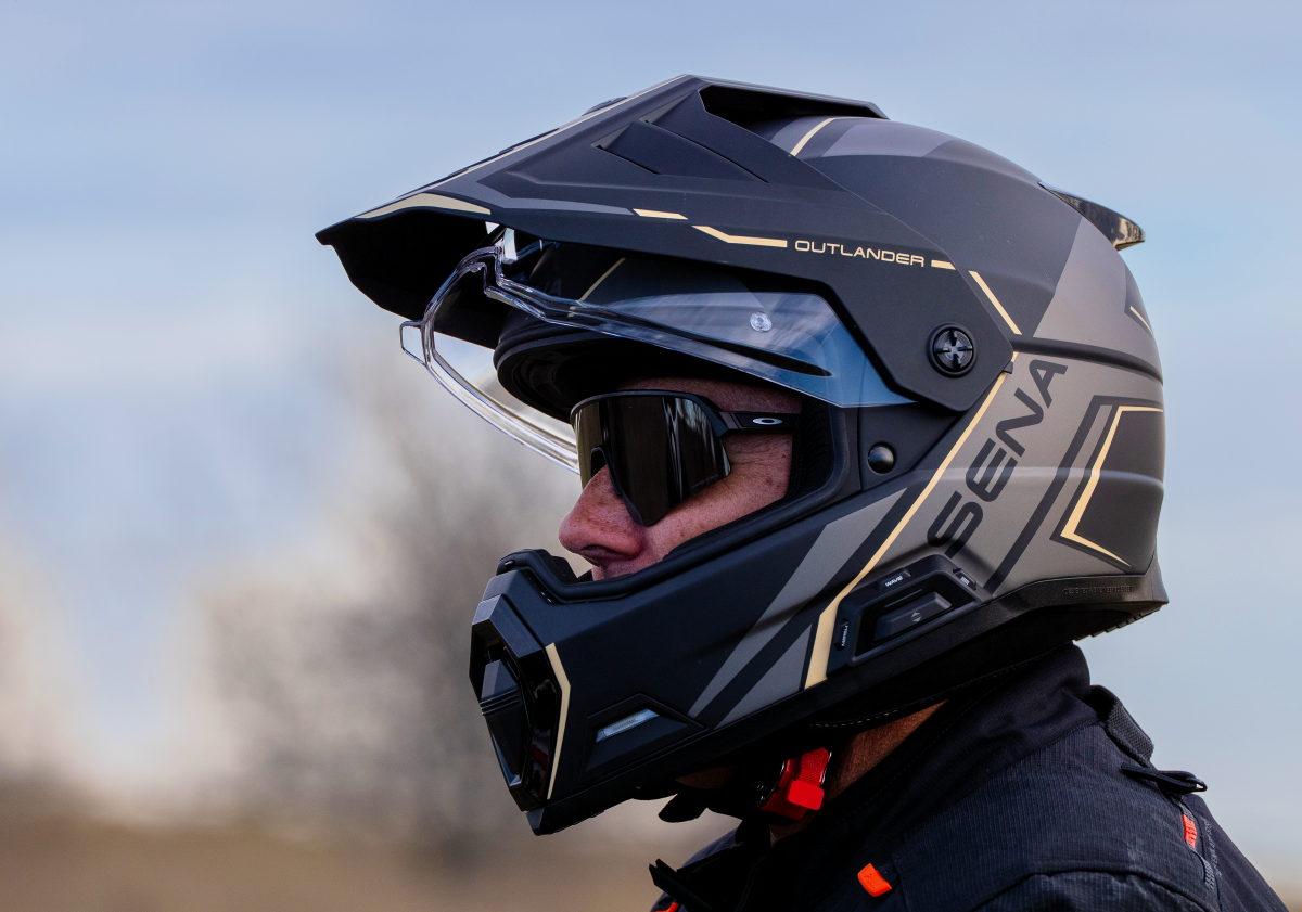 Un auricular del casco Sena Outlander