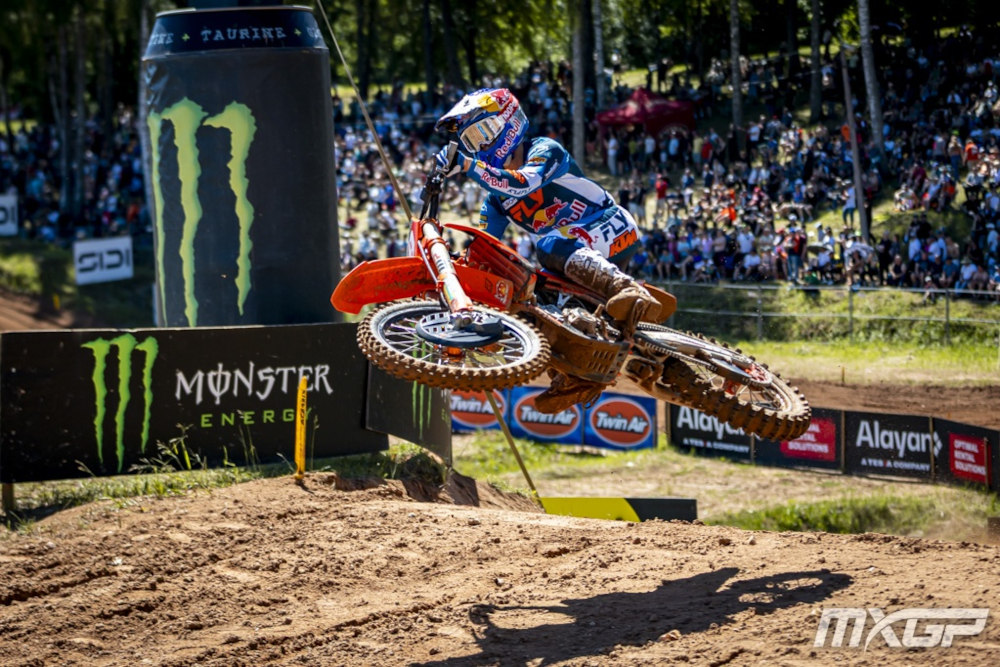 Sasha Coenen pone su moto en posición horizontal durante un salto