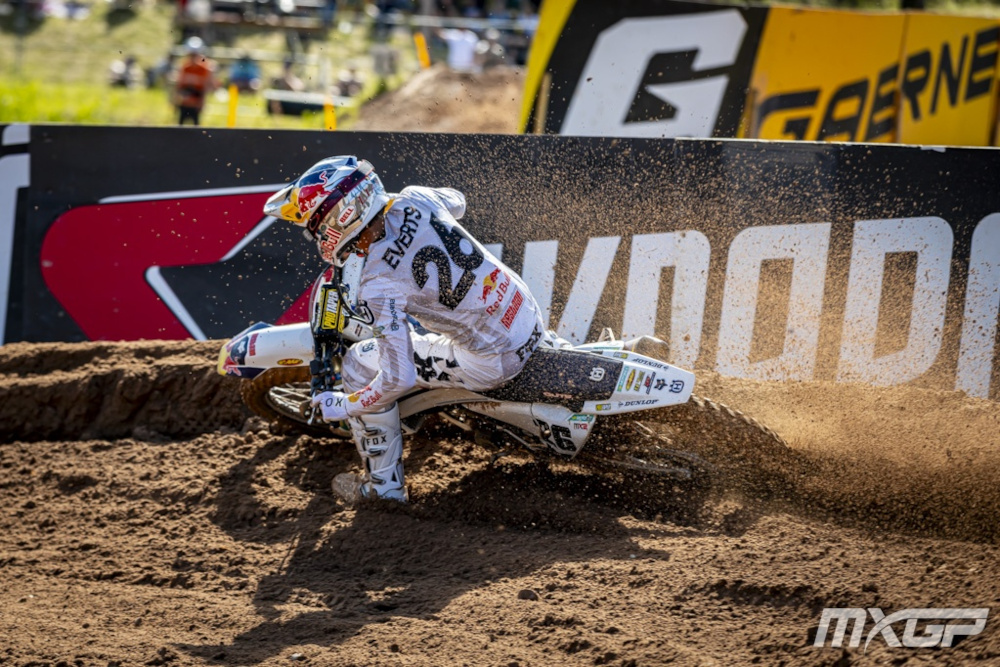 Liam Evert en una curva cerrada