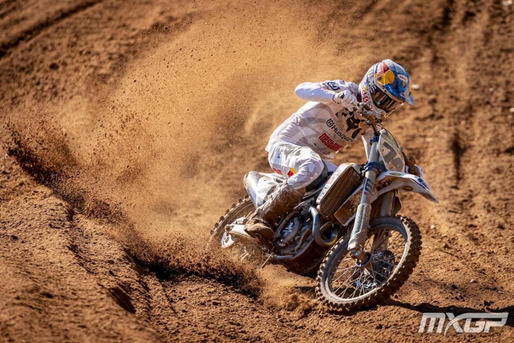 Kay De Wolf, con su equipación y su Husqvarna blancas, levantando polvo en una curva