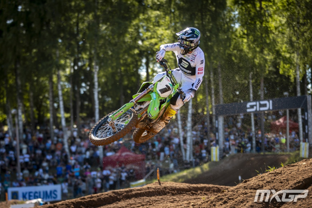 Romain Febvre en lo alto con su Kawasaki verde y su equipación blanca