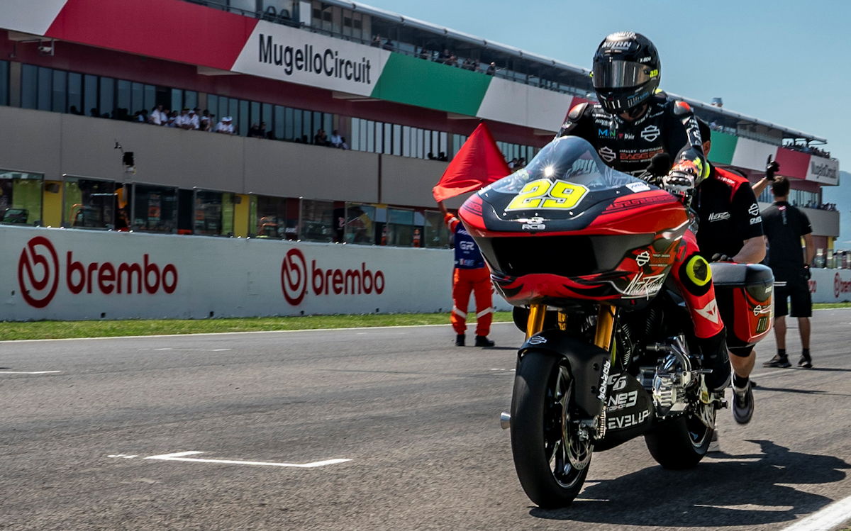 Una moto Harley-Davidson tipo bagger en la salida de una carrera