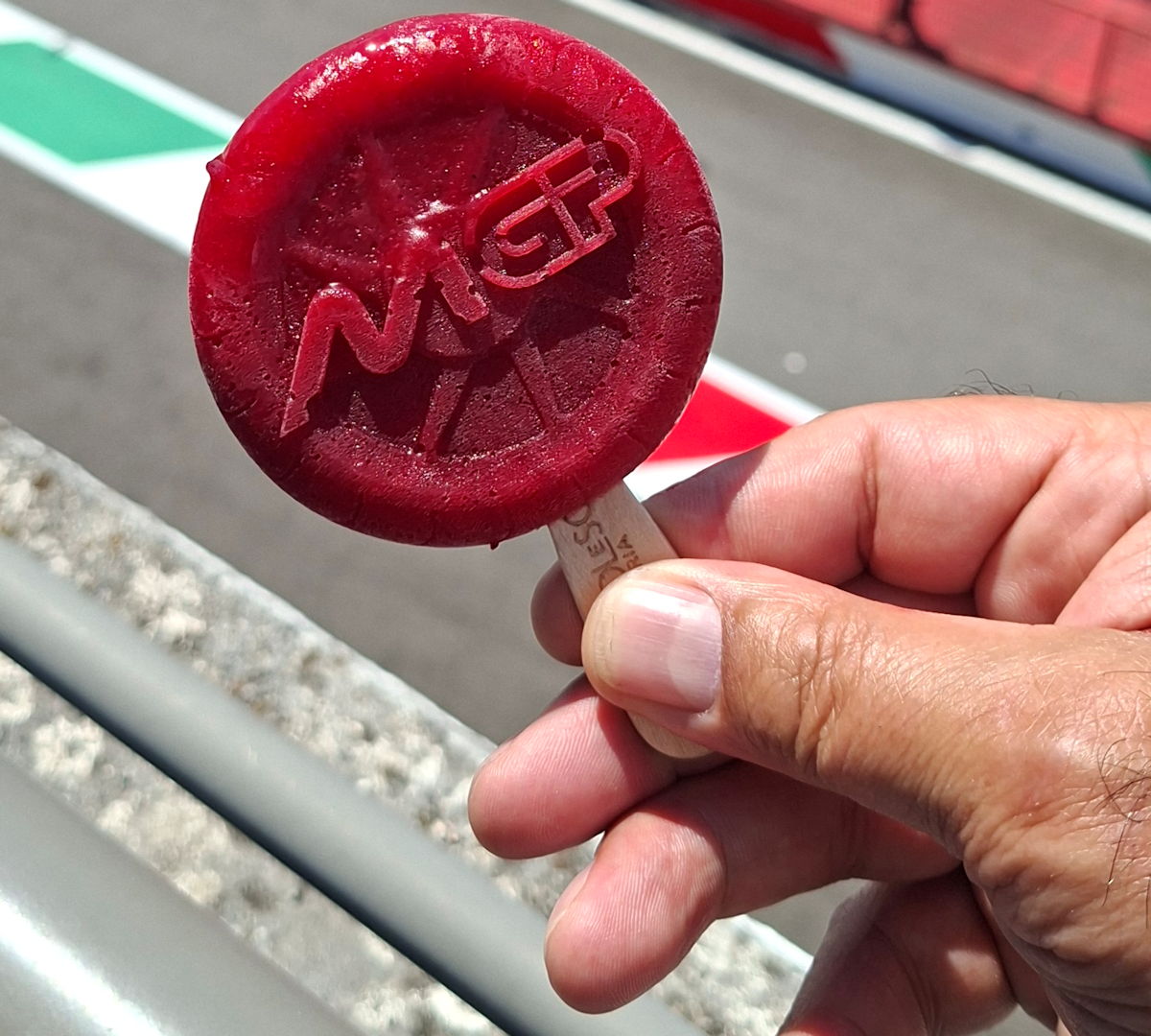 Una golosina roja con el logotipo de MGP de MotoGP