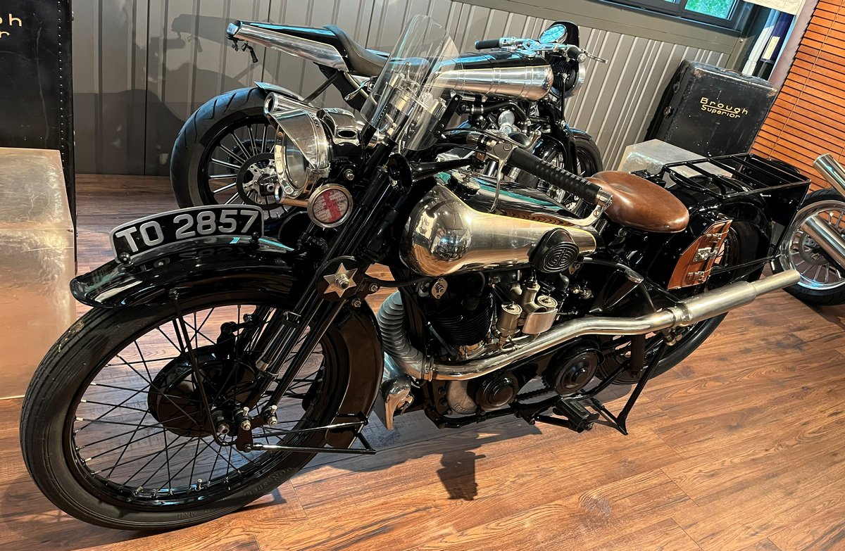 Una moto SS 100 Alpine Grand Sports de Brough Superior