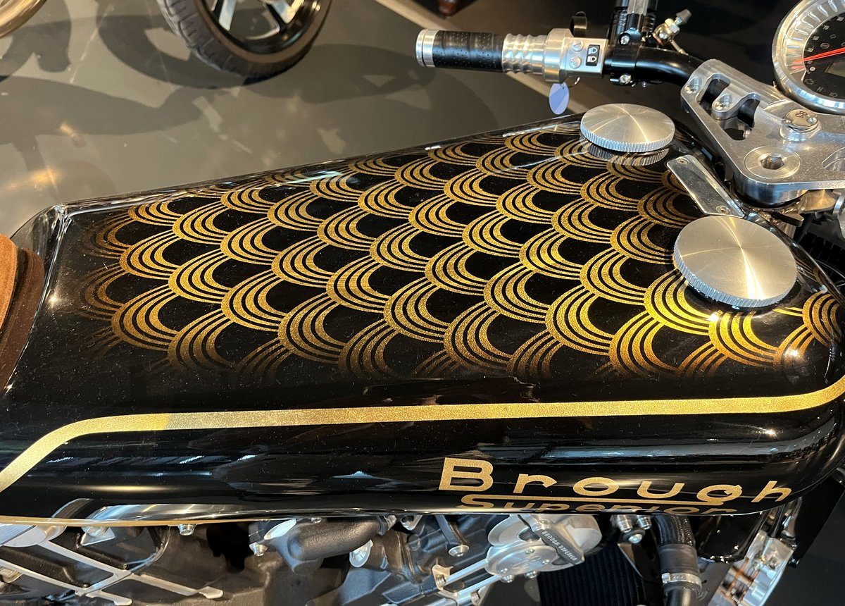 El depósito con motivos dorados de una Brough Superior Anniversary Golden Dream