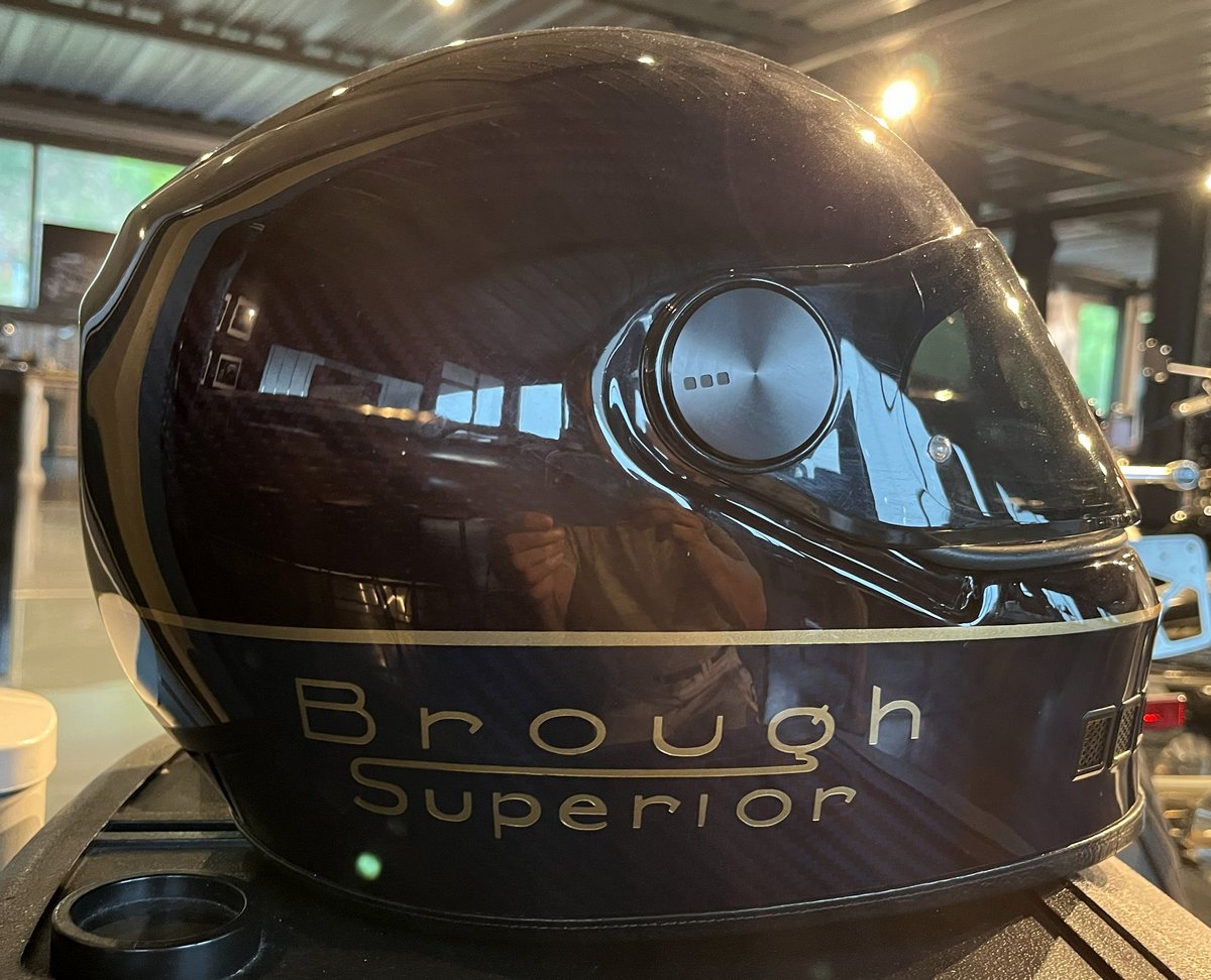 Un casco negro NACA con la inscripción «Brough Superior»