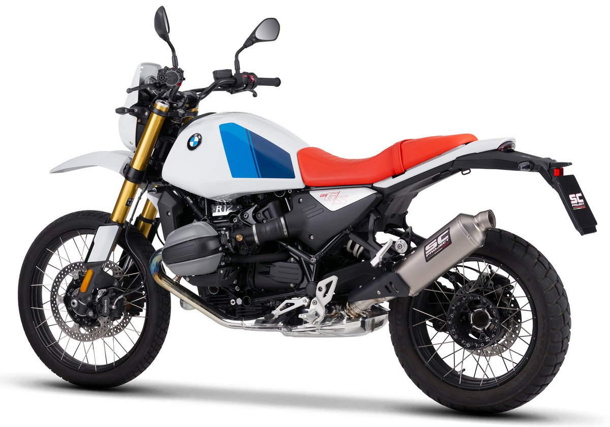 Una BMW R 12 G/S con un silenciador «slip-on» Rally Raid de titanio