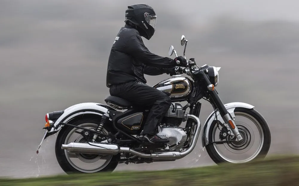 Essai de la Royal-Enfield 650 Classic 2025 - roulage sous la pluie