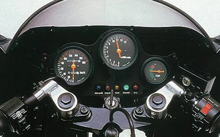 Le tableau de bord de la Suzuki GSX-R 400