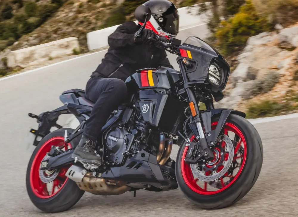 Une Suzuki 800 GSX-8TT sur la route dans un virage
