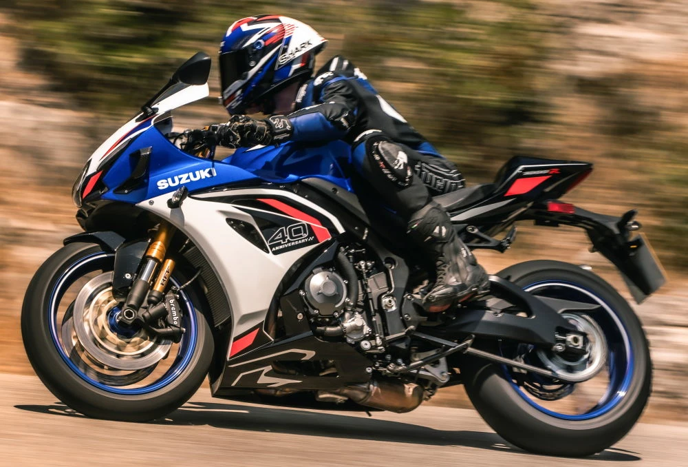 Une moto Suzuki GSX-R1000R 2026 sur route