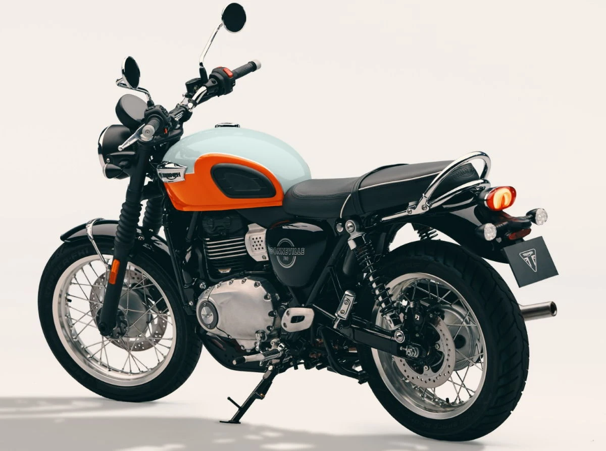 Une moto Triumph Bonneville 400 T40 orange et bleue