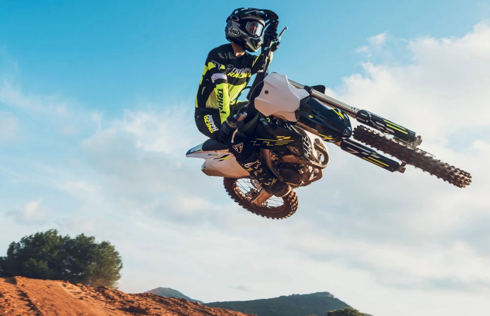 Saut d'une moto de cross Triumph TF 250-X