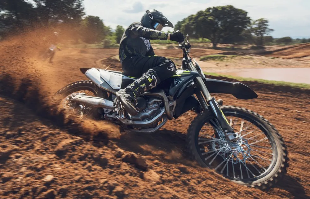 Une moto Triumph TF 450-X en virage