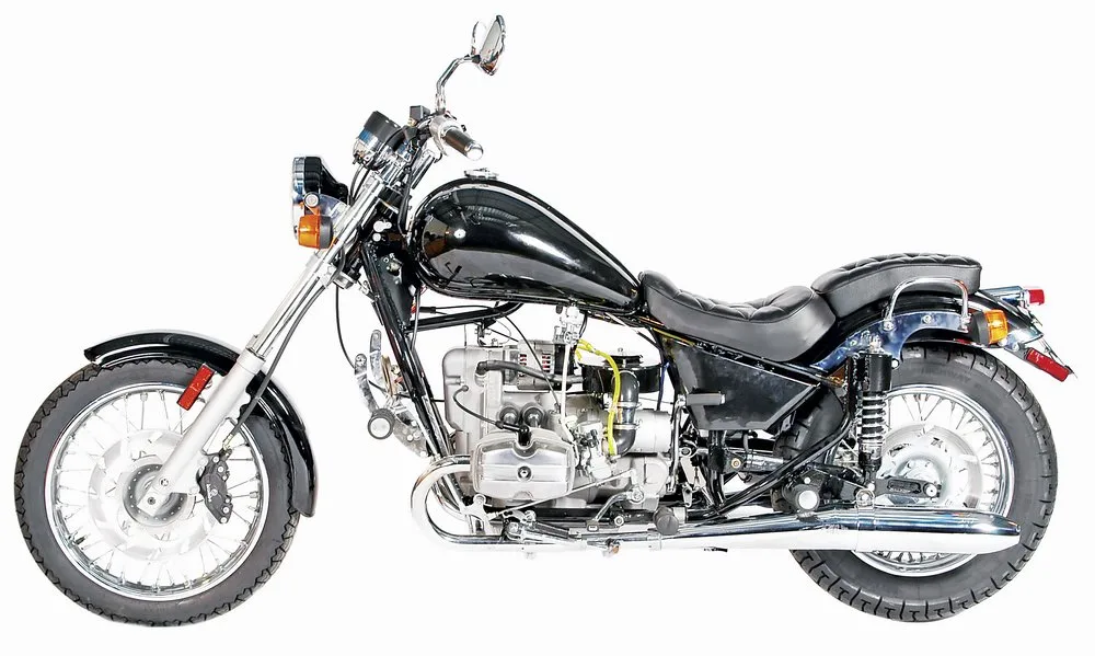 Vue de profil d'une moto Ural 750 Wolf