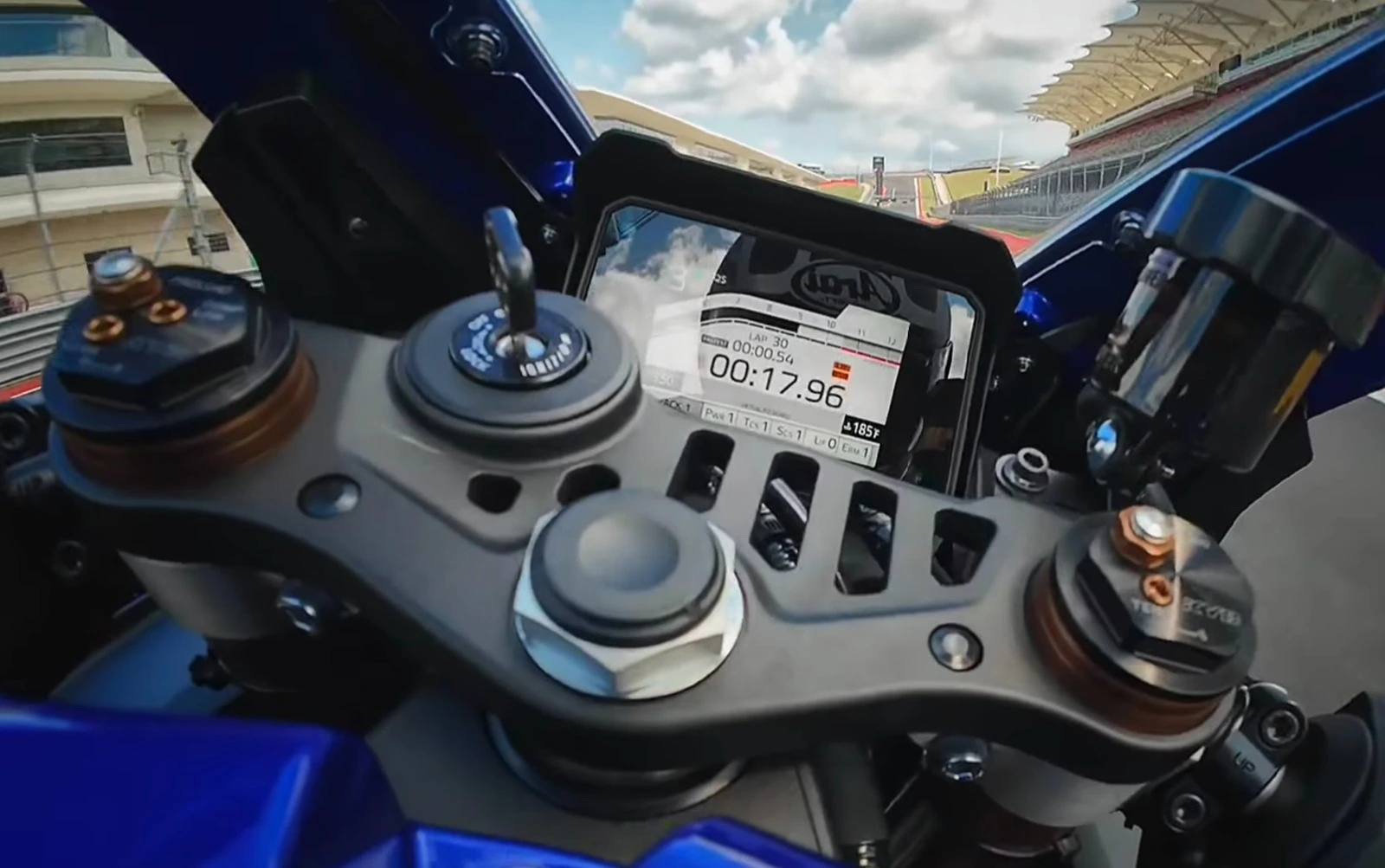 Poste de pilotage de la Yamaha 900 R9