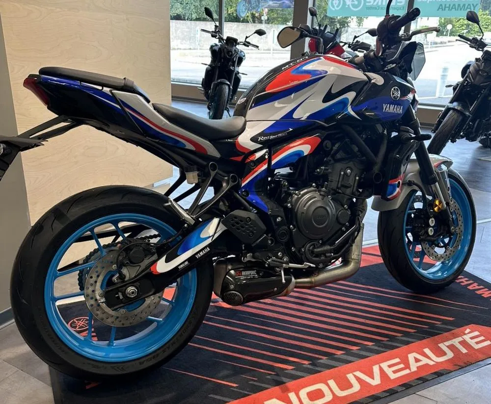 Une moto Yamaha 700 MT-07 Grand Prix de France chez un concessionnaire