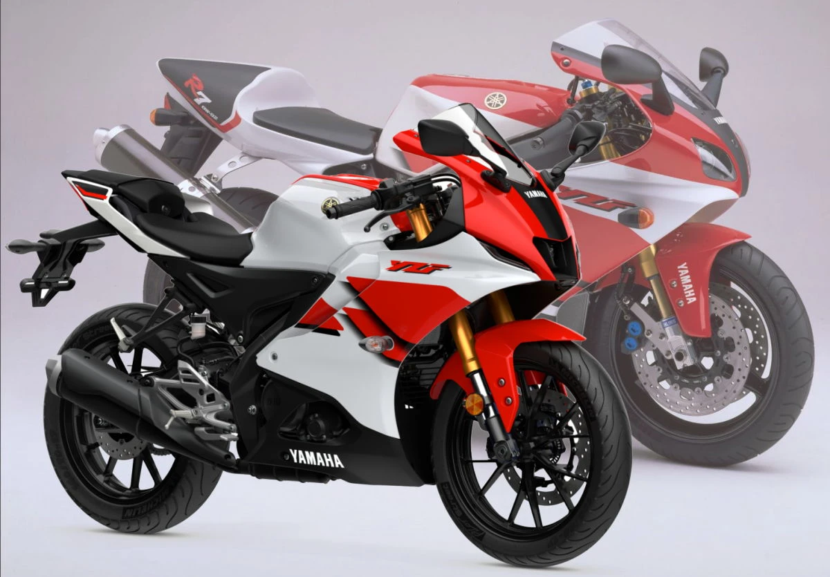 Une Yamaha R125 70ème anniversaire devant une 750 YZF-R7