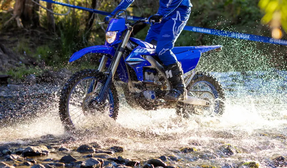 Une Yamaha WR 250 F de 2025 traversant une rivière
