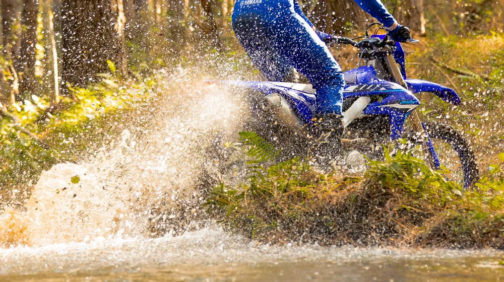 Une Yamaha WR 250 F 2026 traversant une rivière