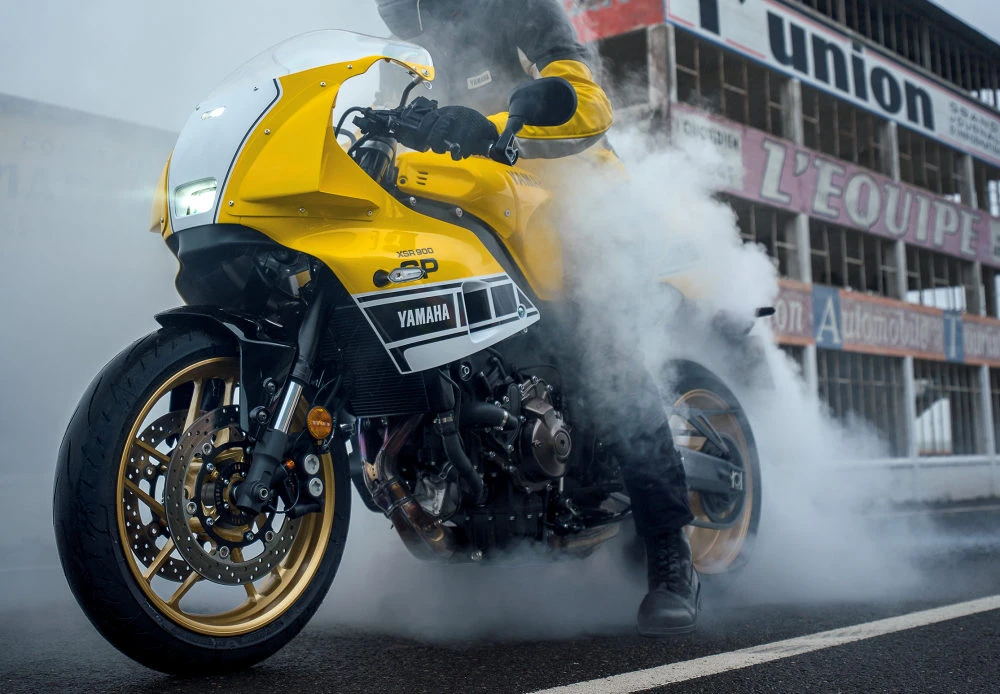 Un burn-out avec une Yamaha XSR 900 GP avec le coloris jaune Legend Yellow